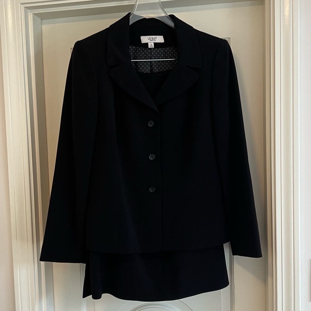 Like NEW woman’s skirt suit